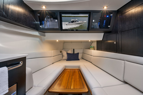 Boston Whaler 380 Realm фото 1.10
